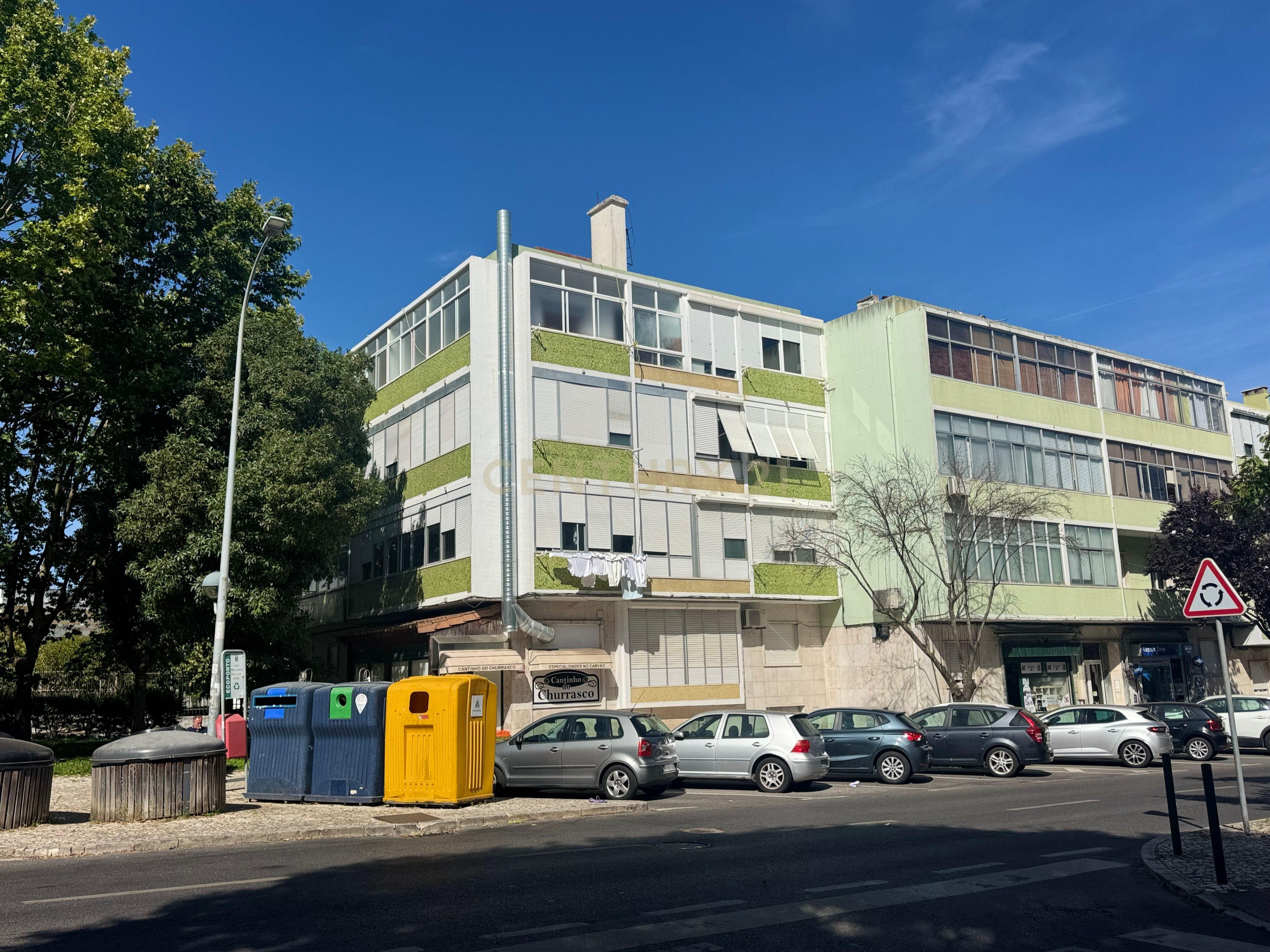 Apartamento T1+1 Renovado em Águas Livres, Amadora