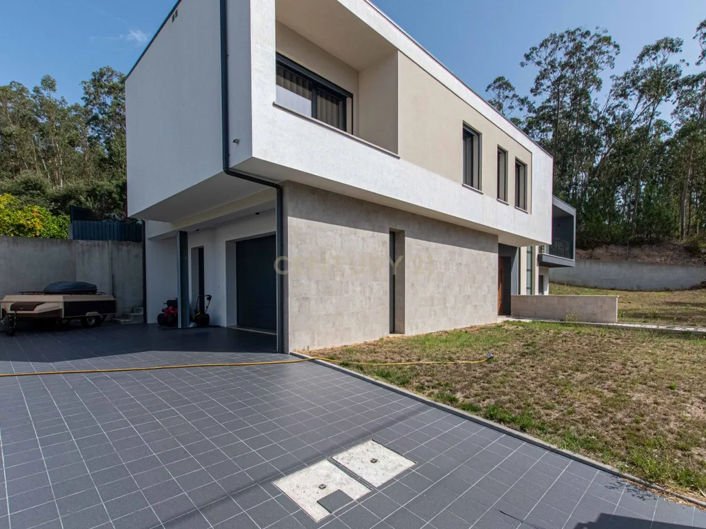 Moradia T4 semi-nova com Piscina, Garagem + Parcela de Terreno Rústico e Vista Serra | Salgueiro, Pombal - Image 4