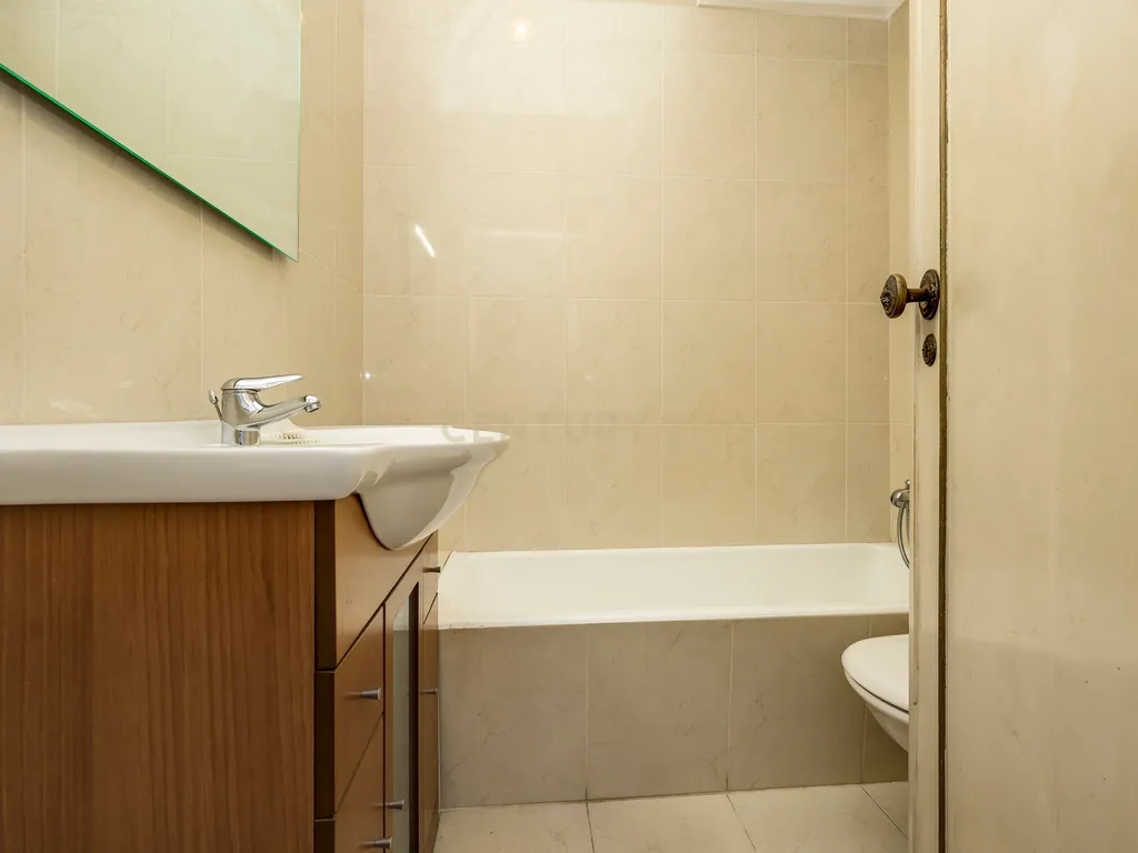 Apartamento T4 com 129 m² e estacionamento — Calçada do Tojal, oportunidade para remodelação total - Image 24