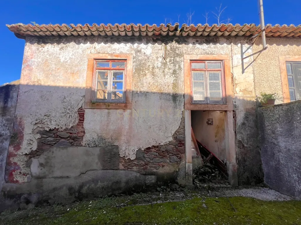 Casa com Adega para Reconstrução na Aldeia de Crastos - Image 2