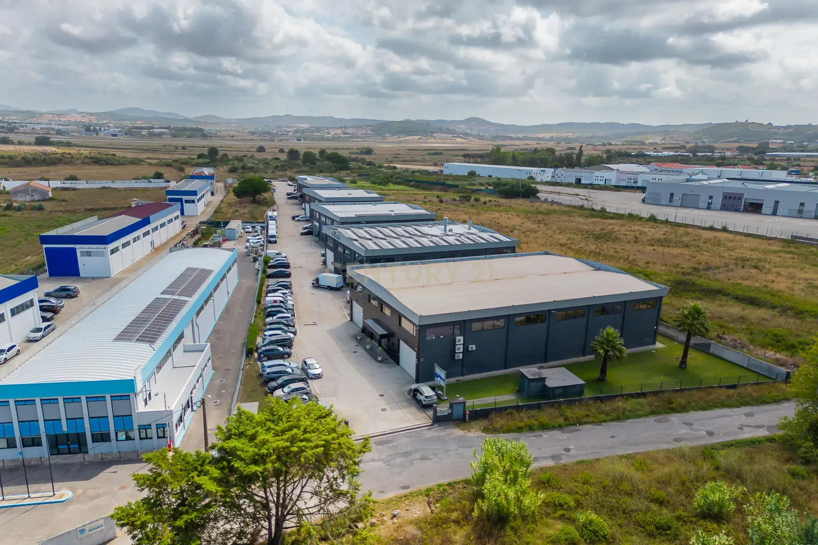 Fotografia 2 de Excelente Oportunidade Empresarial: Conjunto de 3 Armazéns Integrados com 1.400 m² de Área Total