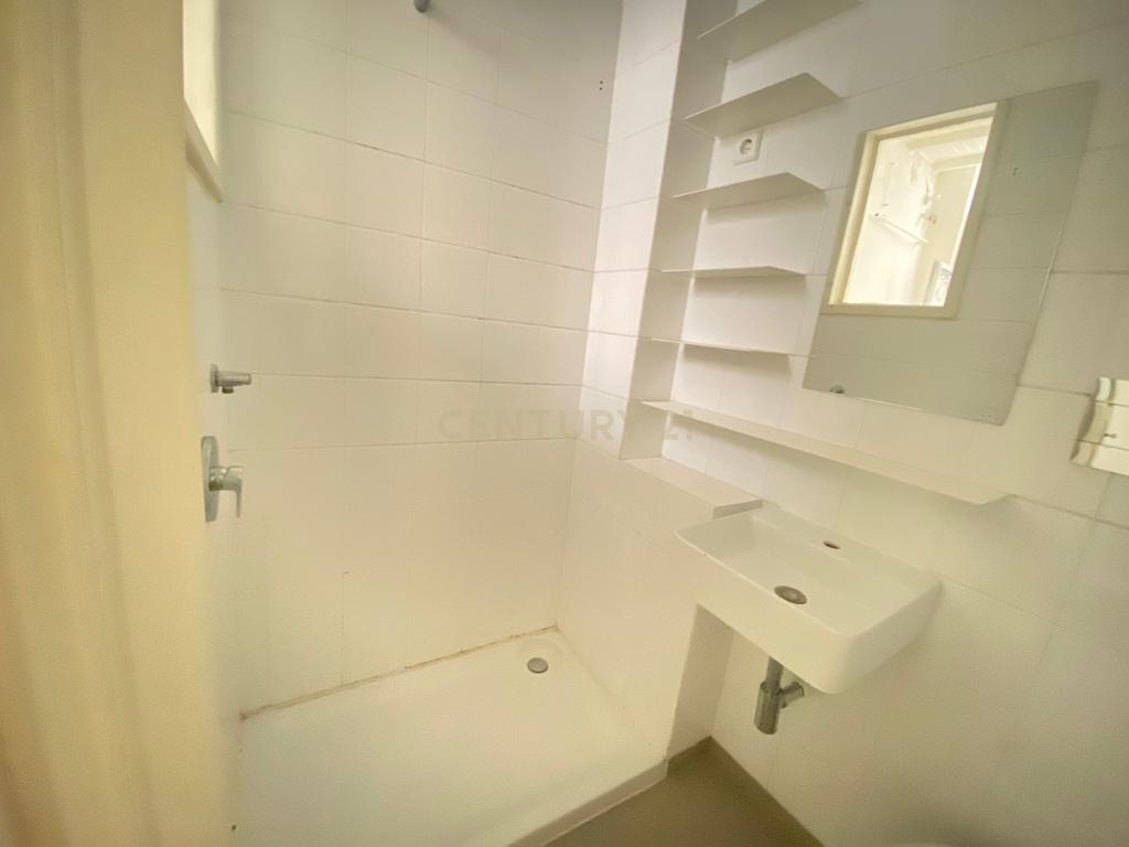 Apartamento T2 no centro de Lisboa - São Vicente, com um pequeno logradouro. - Image 19
