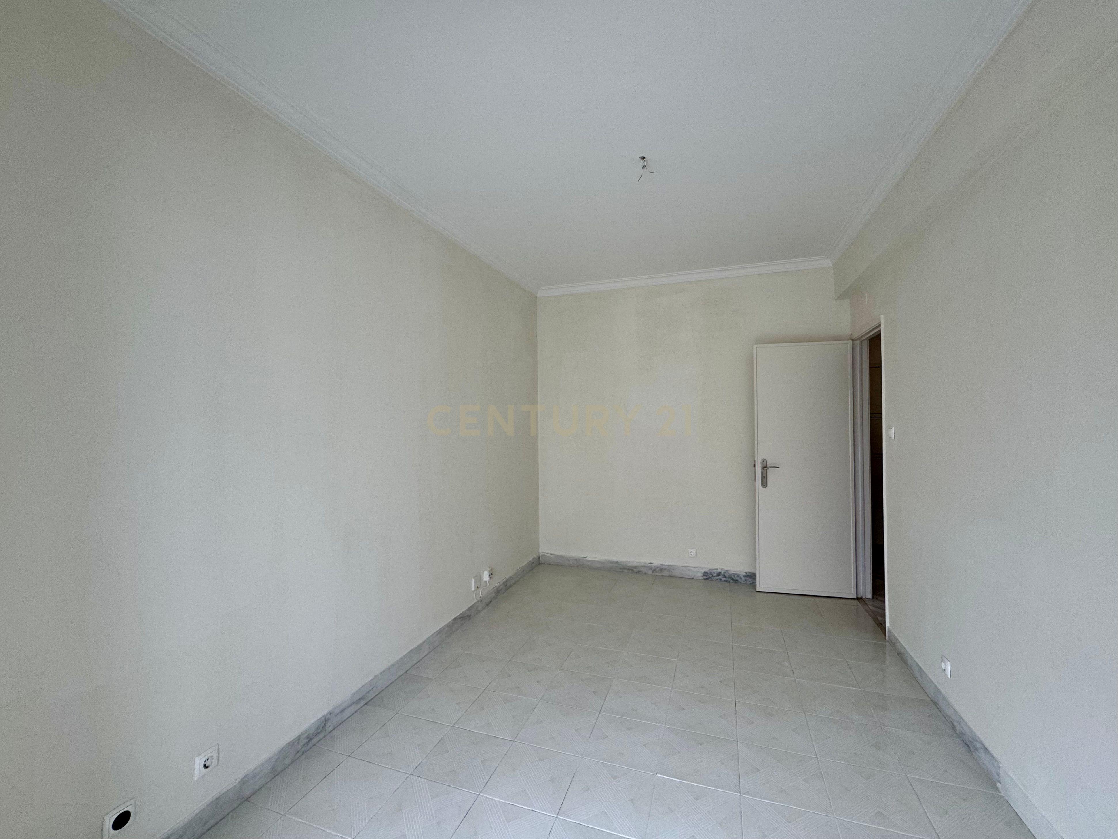 Apartamento T3+1 Remodelado para Arrendamento – Centro de Santa Iria de Azóia - Image 4