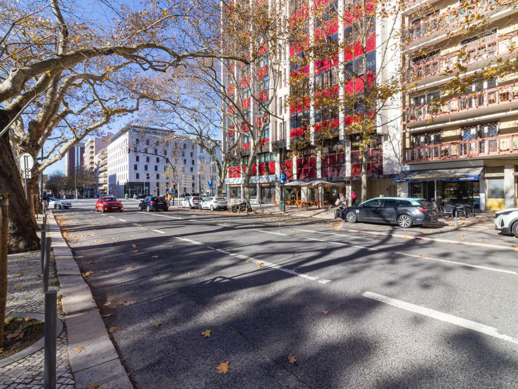 T3 TOTALMENTE RENOVADO COM VARANDA DE 21 m² NO CAMPO PEQUENO – LISBOA - Image 36