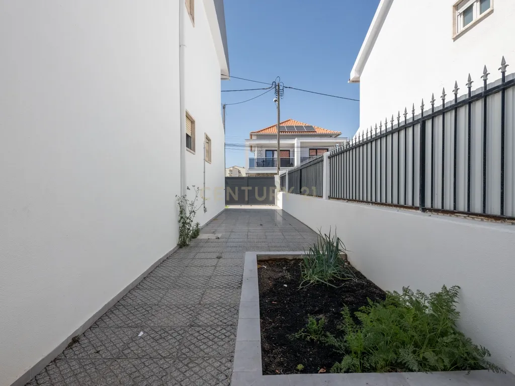 Moradia T4 com Anexo | Garagem Independente | 221 m² de Construção | 10 minutos da praia | Quintinhas | Charneca de Caparica - Image 34