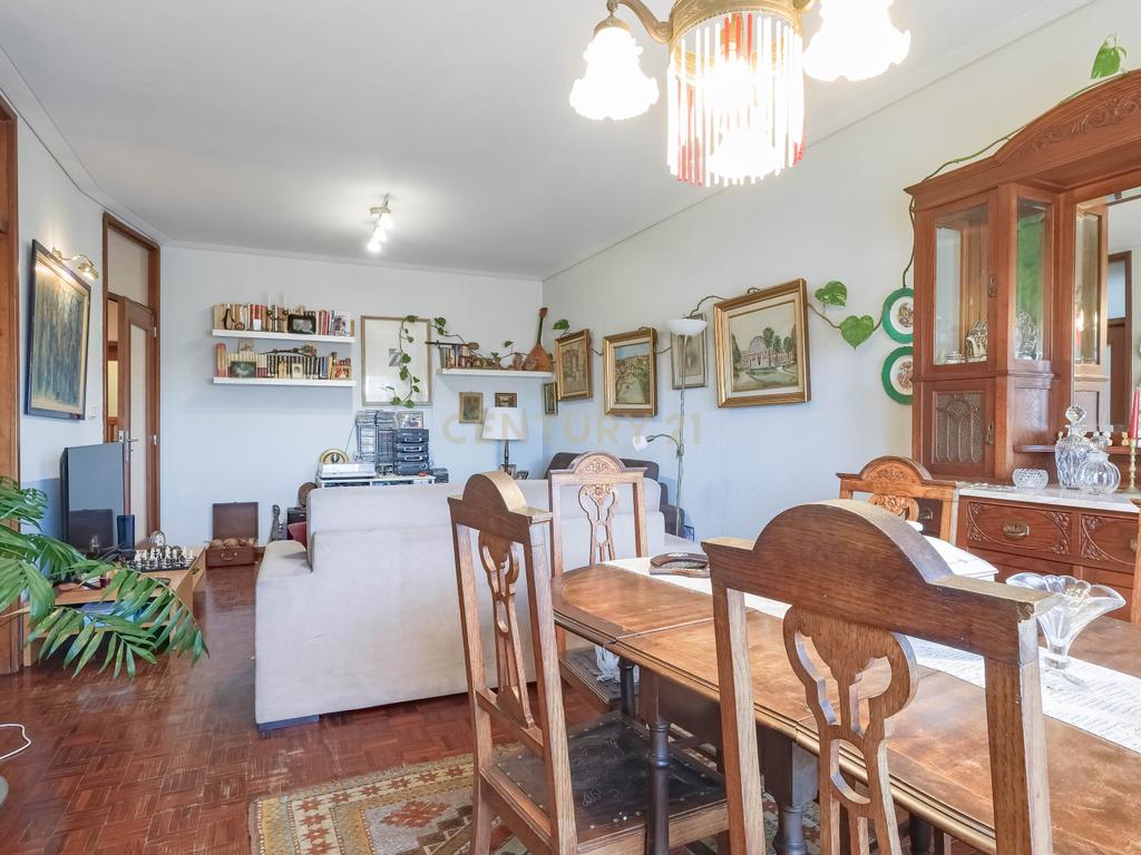 Apartamento T4 com Elevador e Vistas Deslumbrantes em Matosinhos Sul - Image 2