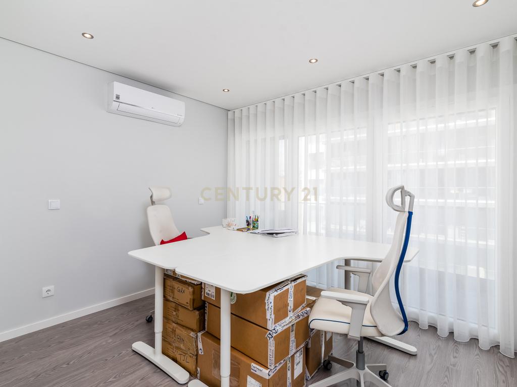 Luxuoso Apartamento T3 em Odivelas com Vista Panorâmica - Image 27