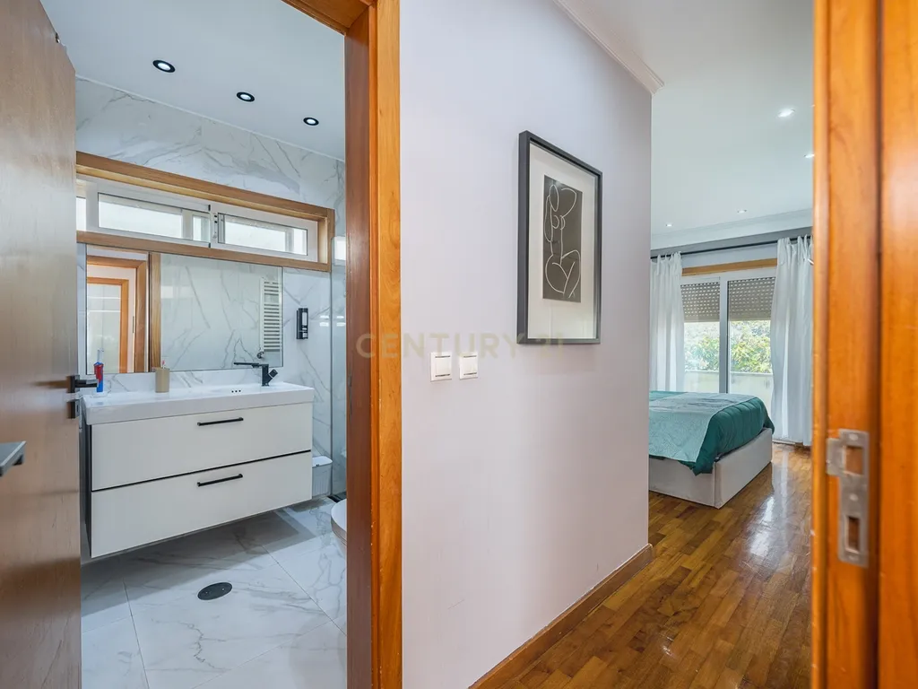 Moradia T4 com piscina e jardim a 2 passos da praia Lavra – Matosinhos - Image 39