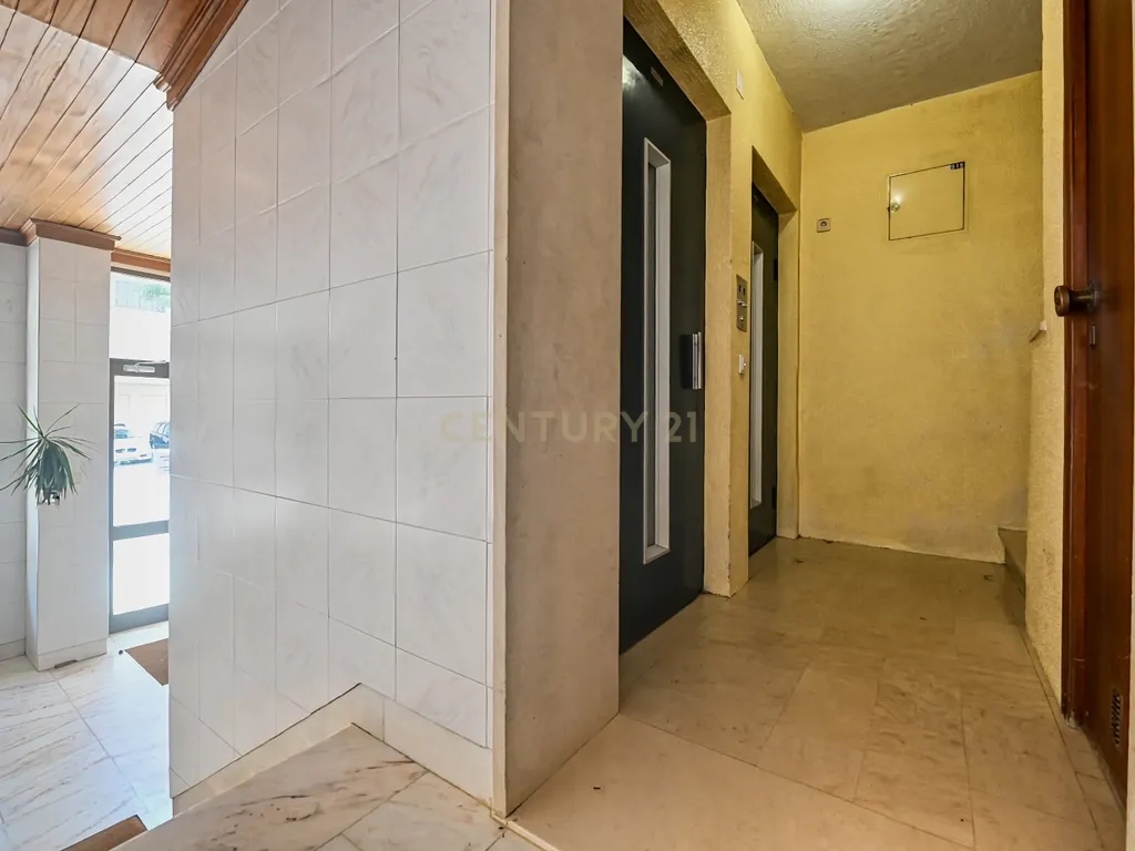 Apartamento T3 semi-remodelado, luminoso e pronto a habitar, na Rinchoa (Sintra). - Image 26