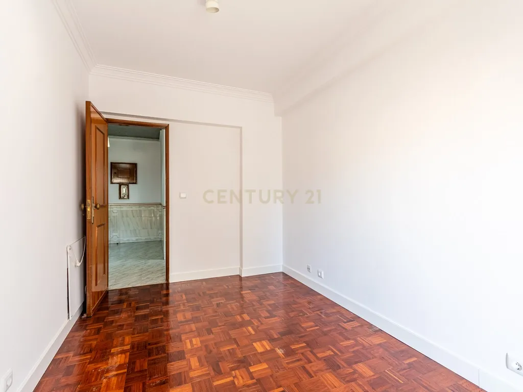T2 na Amadora para Venda - Localização Central e Excelentes acessos - Image 10