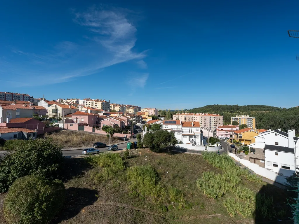 Apartamento de tipologia T2, com varanda, 1 wc e arrecadação, localizado em Agualva – Cacém, inserido em prédio de construção de 1996. - Image 9