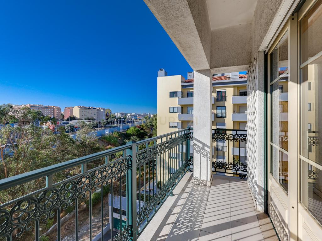 Apartamento T3+Box em Telheiras – Rua Fernando Lopes Graça - Lisboa - Image 2