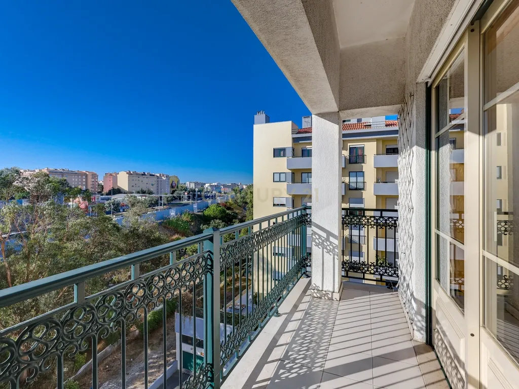 Apartamento T3+Box em Telheiras – Rua Fernando Lopes Graça - Lisboa - Image 2
