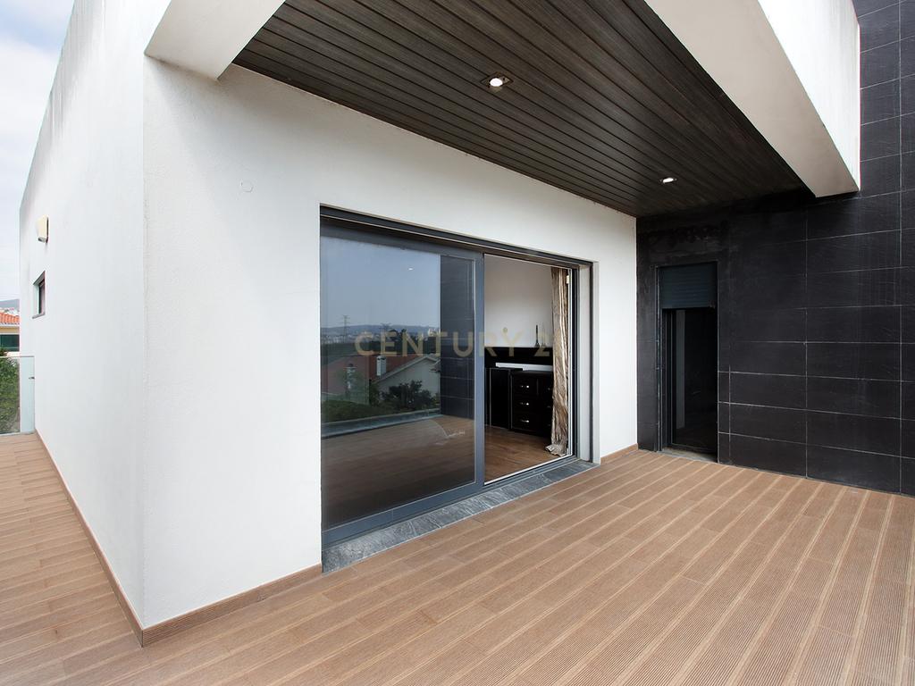 Moradia Isolada T4 Moderna com Piscina Privada, Jardim e Garagem Ampla na Pontinha - Image 32