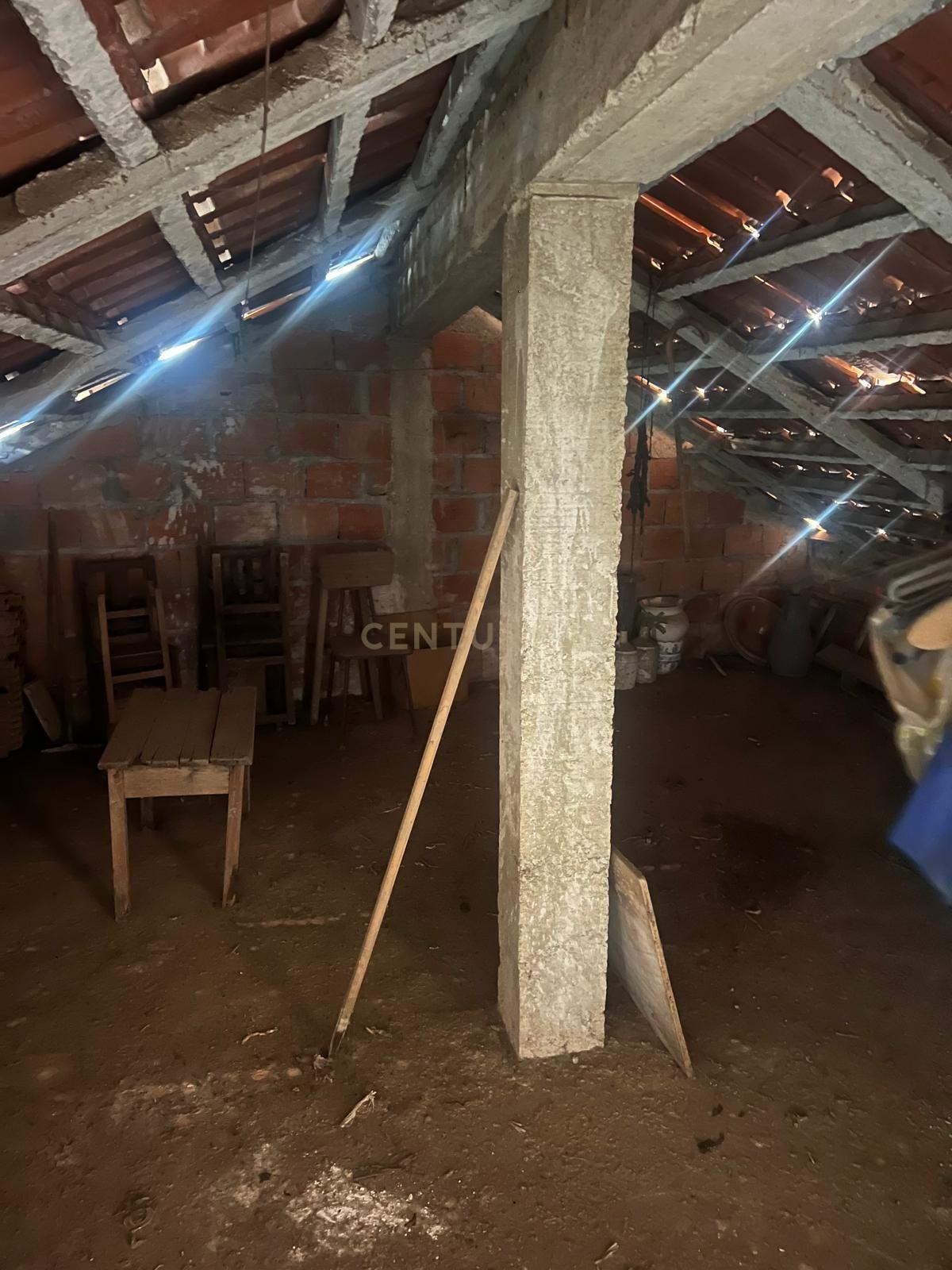 Moradia Pronta a Habitar no Centro do Avelar – Terraço, Telhado Renovado e Localização Privilegiada - Image 9