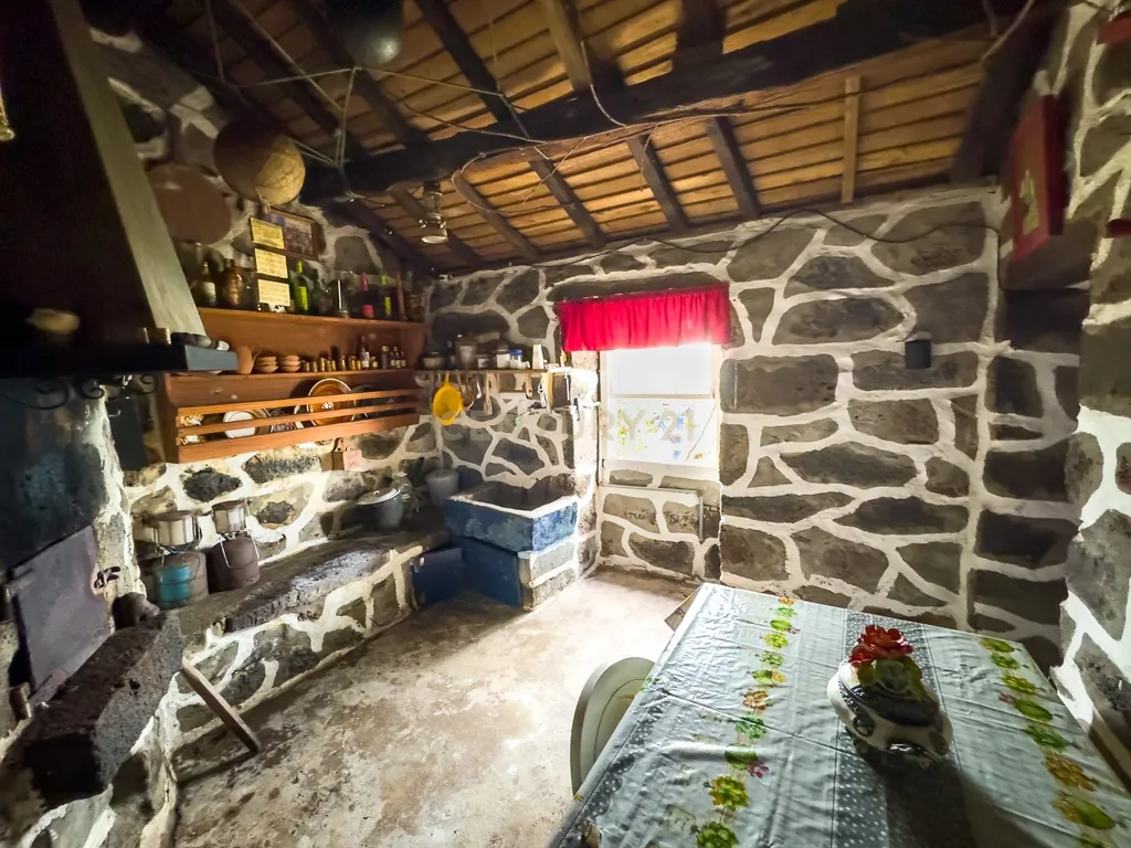 Imóvel Histórico na Fajã do Araújo – Uma das Casas Mais Antigas do Nordeste - Image 8
