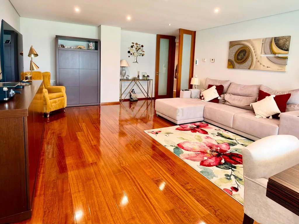 T3 NA 1ª LINHA DE MAR COM 2 LUGARES DE GARAGEM | LEÇA DA PALMEIRA - Image 2