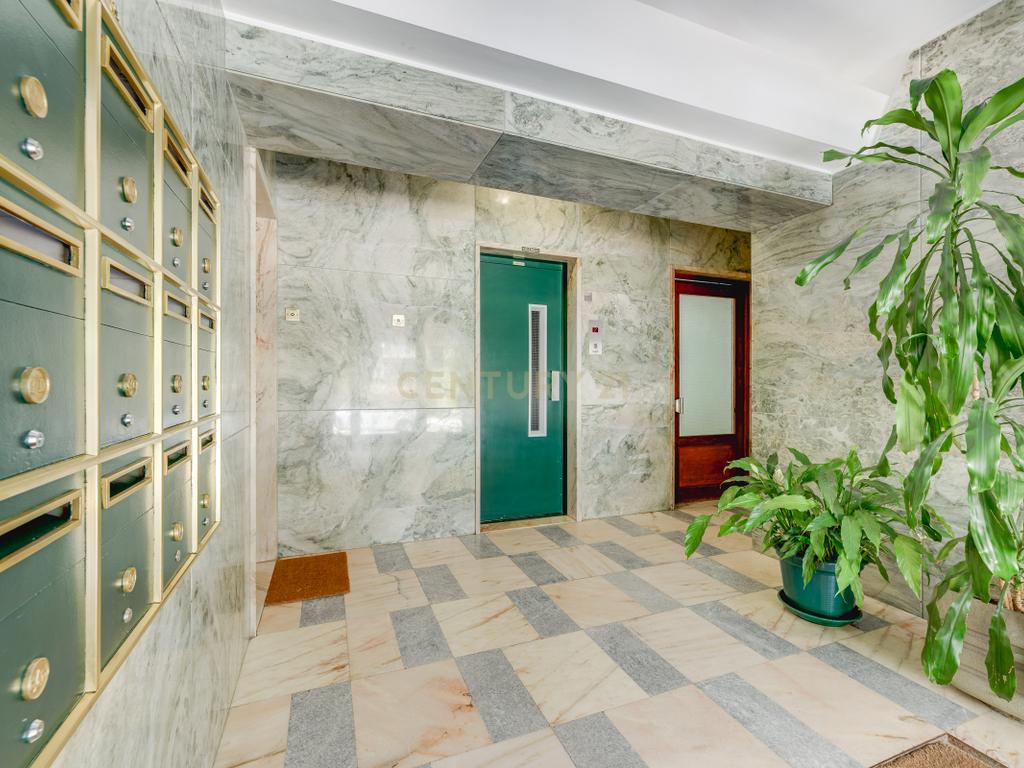  Apartamento T4 para Remodelação no Coração dos Olivais, com Vista Fantástica - Image 32