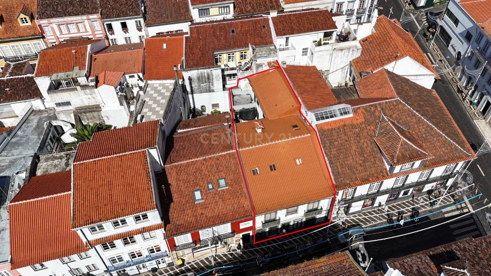 Fotografia 2 de Moradia com Espaço Comercial no Coração de Angra do Heroísmo – Uma Oportunidade Única de Investimento