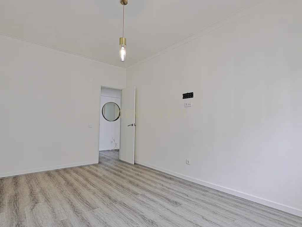 T2 Remodelado com Elevador | 86 m² | Aranguês – Setúbal - Image 5