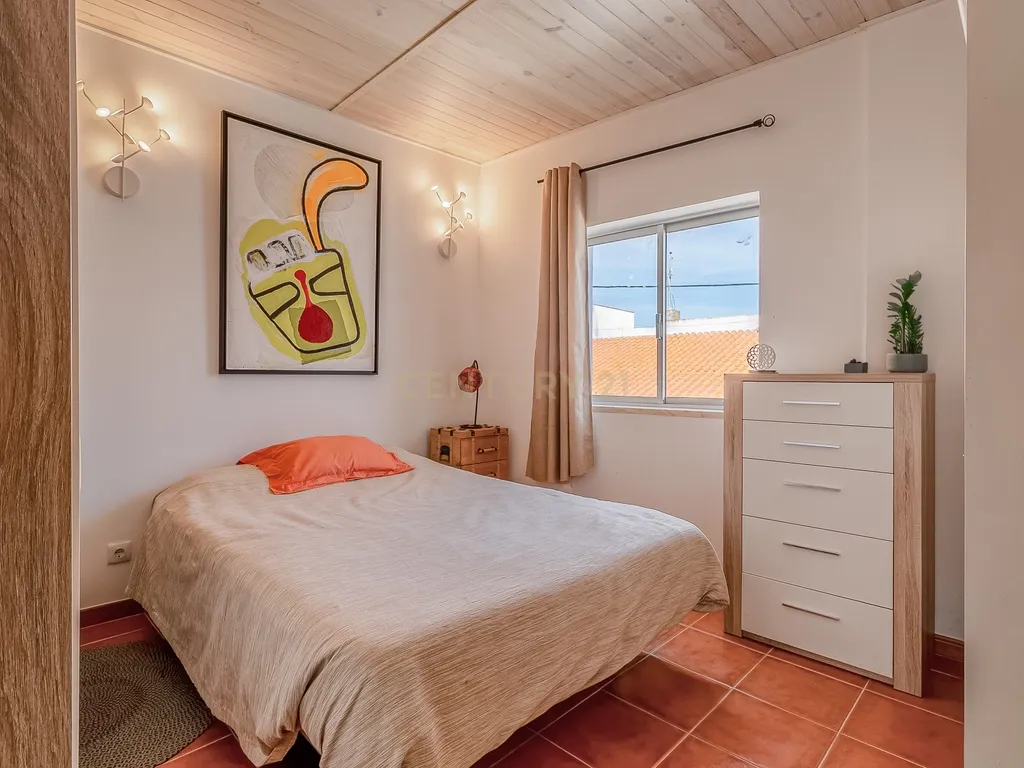 Casa T2 em Faro, Lagos - Localização Privilegiada e Conforto - Image 4