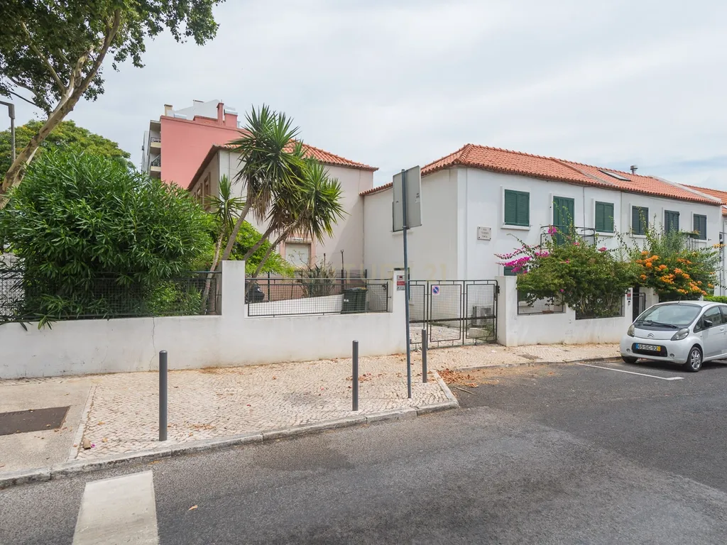 Moradia T3 + 1 Renovada com Jardim e Piscina em Penha de França, Lisboa - Image 81