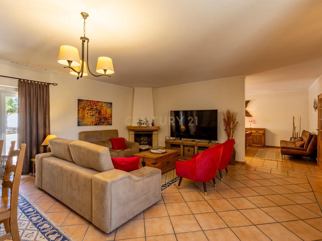 Moradia T5 Térrea com Piscina, Garagem e Lote de 2000 m² – Venda do Alcaide - Image 4