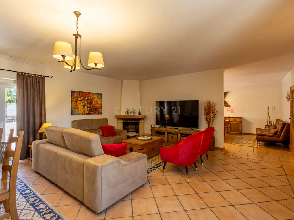 Moradia T5 Térrea com Piscina, Garagem e Lote de 2000 m² – Venda do Alcaide - Image 4