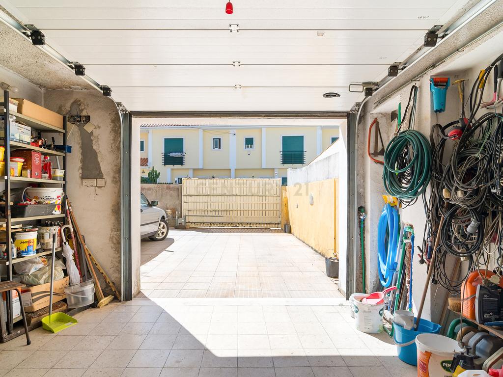 Moradia T3 em Porto Salvo | 213 m² | Garagem | Pátio e Jardim - Image 50
