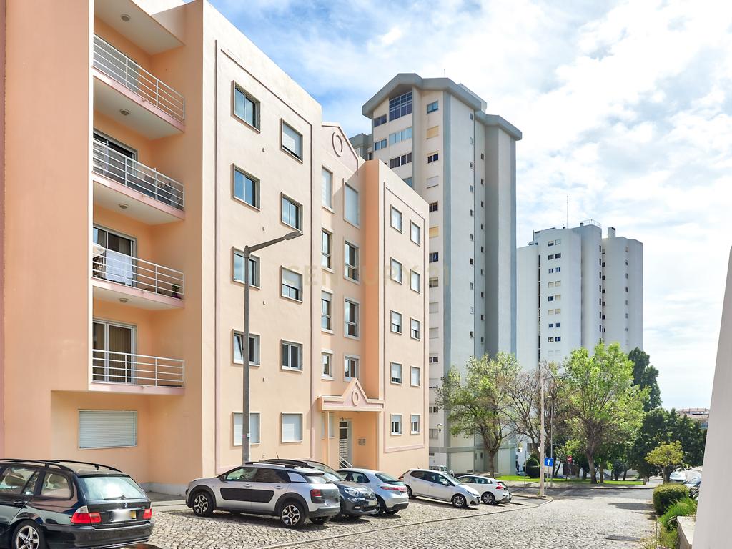 Apartamento T2 com Vista Mar, 2 lugares de garagem na Parede, Cascais - Image 2