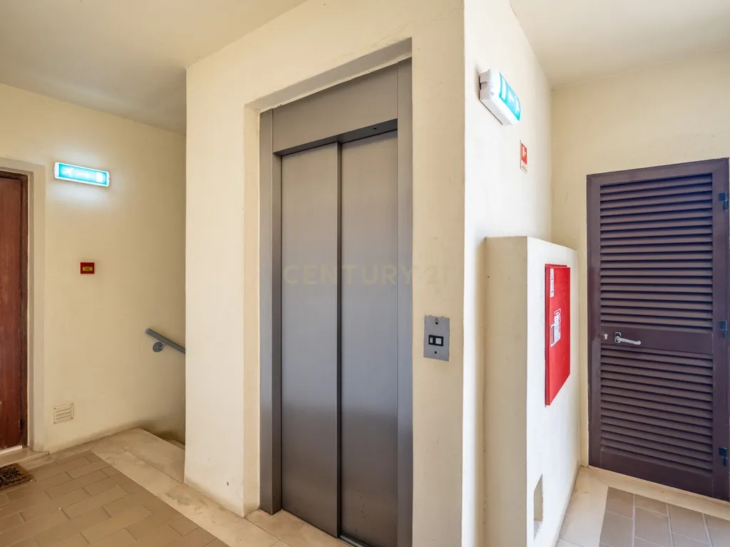 Apartamento com piscina, elevador e vista mar, no centro de Albufeira - Image 31