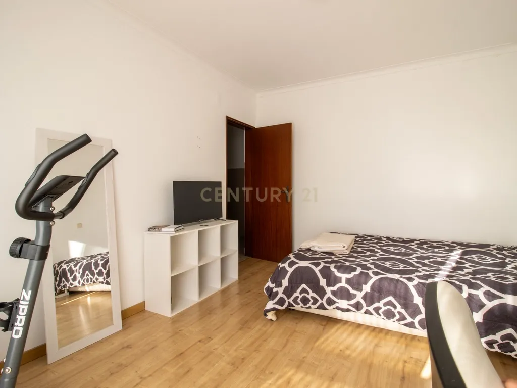 Moradia multifamiliar com rendimento imediato | 2.000 m² de terreno | A apenas 4,5 km de Fátima - Image 33