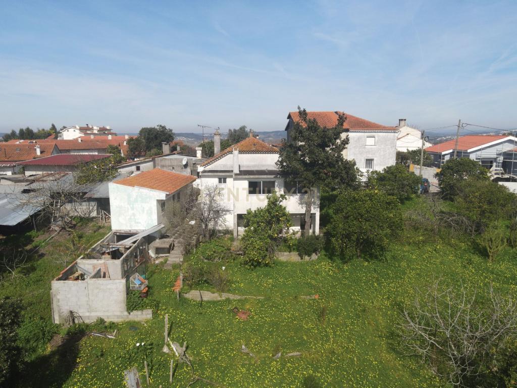 Excelente oportunidade de investimento no centro de São Martinho do Bispo, Coimbra. As referências C0289-01959 (moradia e terreno) e C0289-01957 (terreno) são vendidas em conjunto. - Image 54