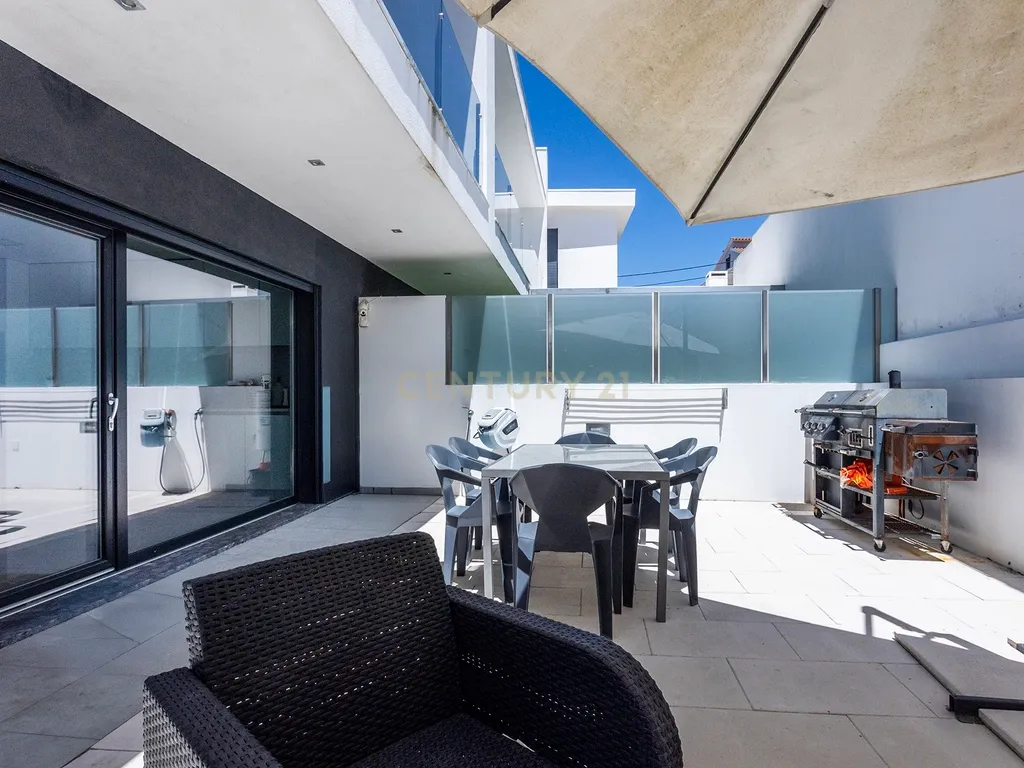 Moradia Contemporânea com Piscina a 5 minutos das praias da Costa da Caparica - Image 26