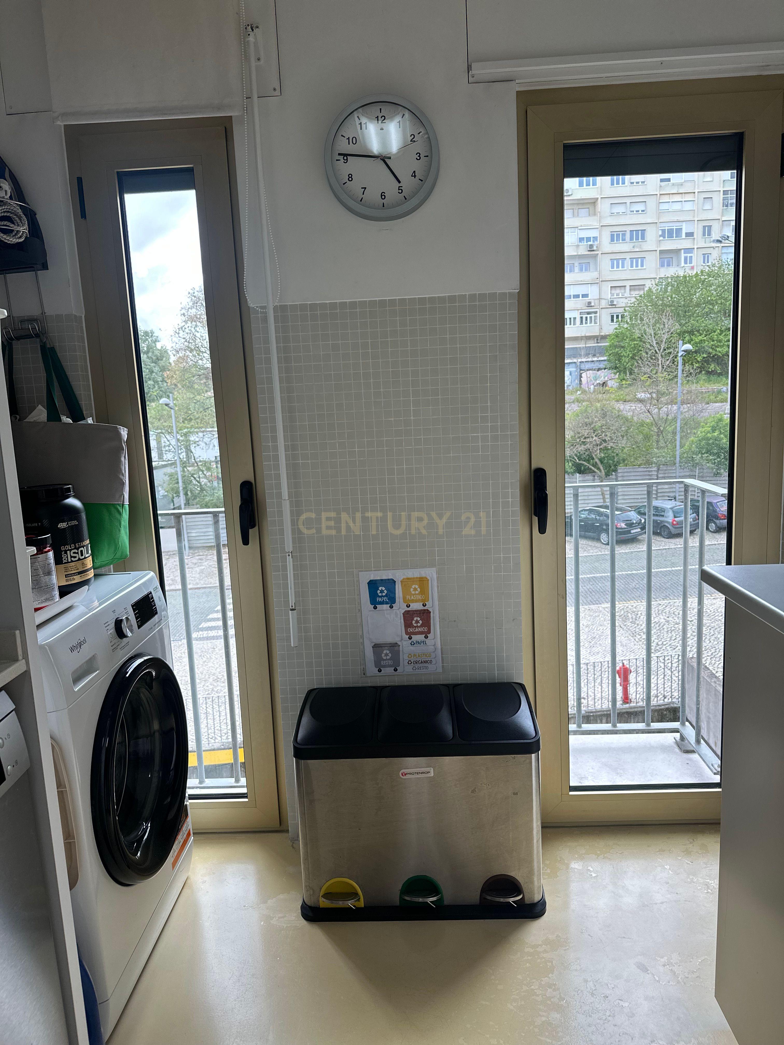 Apartamento T2 com 118m2 para venda nas Avenidas Novas com uma excelente localização proximo da estação de Entrecampos e da Cidade Universitária. - Image 3