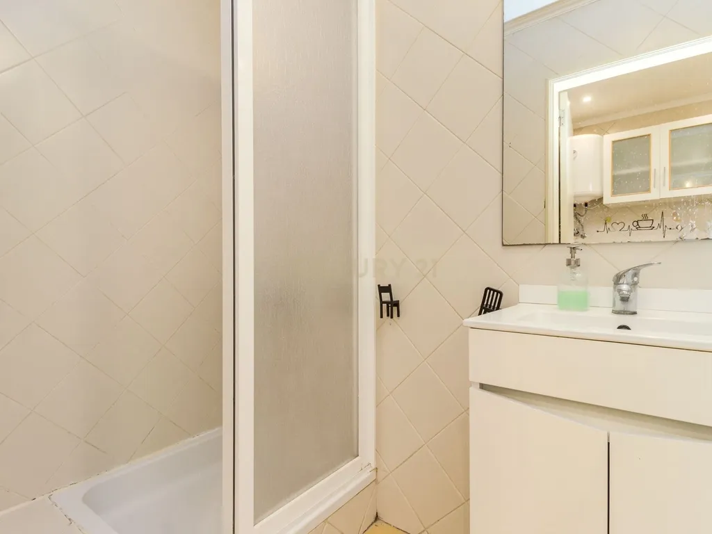 Apartamento T2 em Santa Maria Maior, Lisboa - Oportunidade Única - Image 6