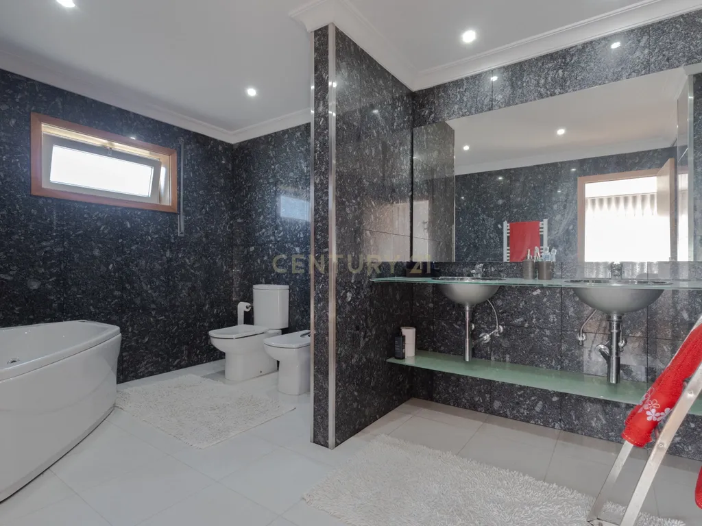 Moradia T3 de Excelência na Maia| 398 m² | 3 Suítes | Garagem para várias Viaturas - Image 25
