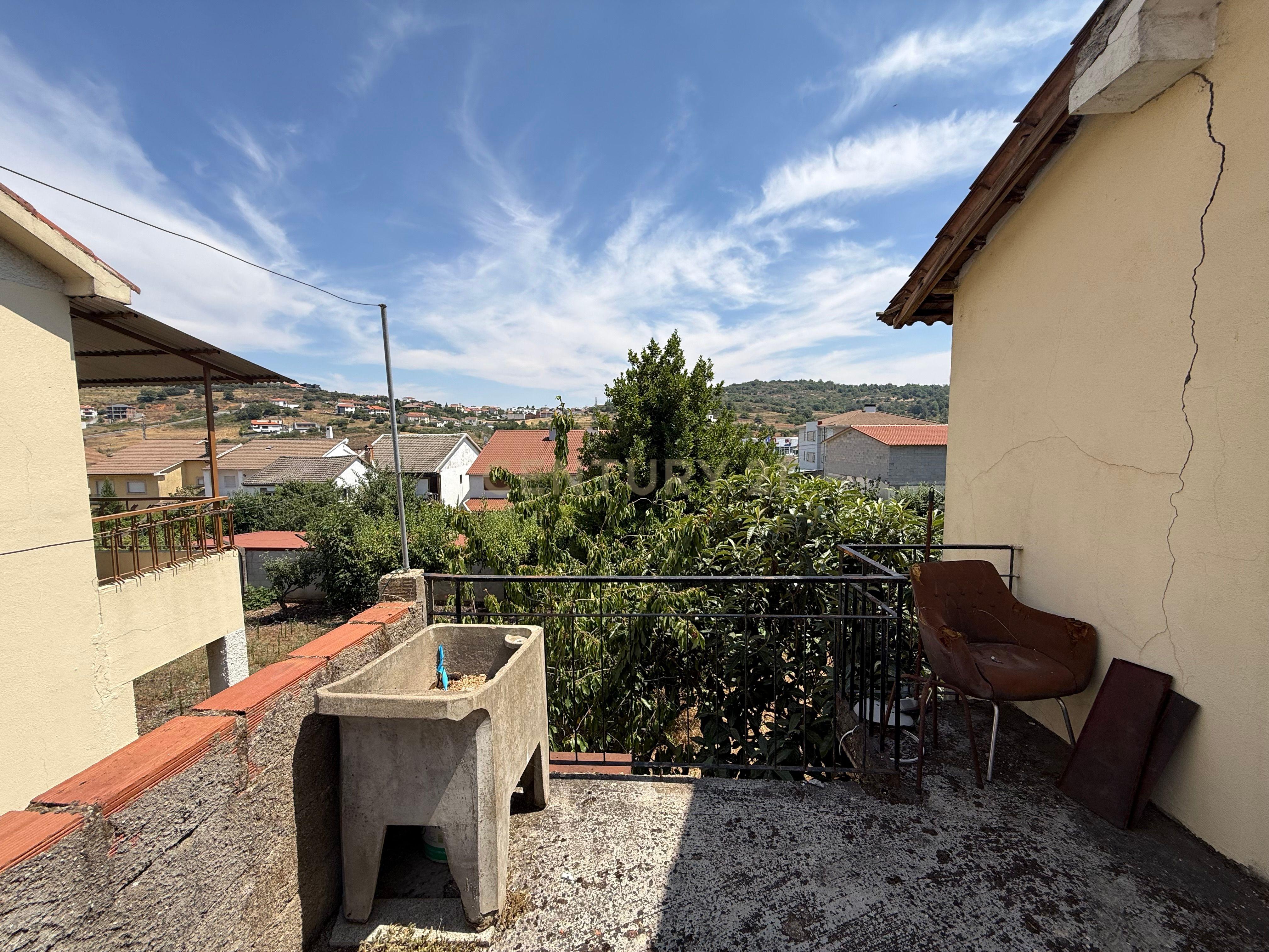 Fotografia 7 de Moradia BI-FAMILIAR perto do IPB e do Centro de Bragança, no Bairro das Cantarias. Tem TERRENO e GARAGEM!!!