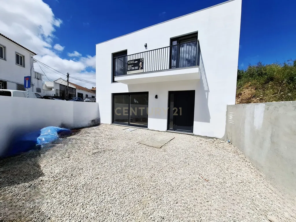 Moradia T2 de Charme em Oeiras com Jardins e Terraço - Image 2