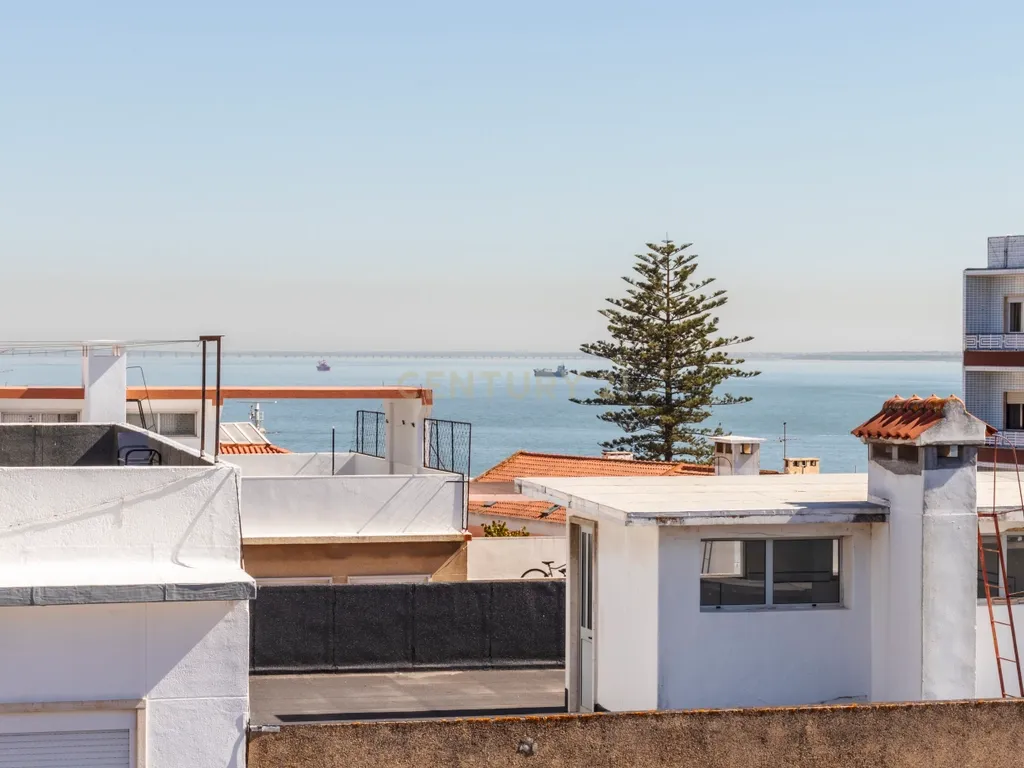 T2 com Potencial no Coração de Cacilhas Prático, Central e com o Charme da Tradição - Image 30