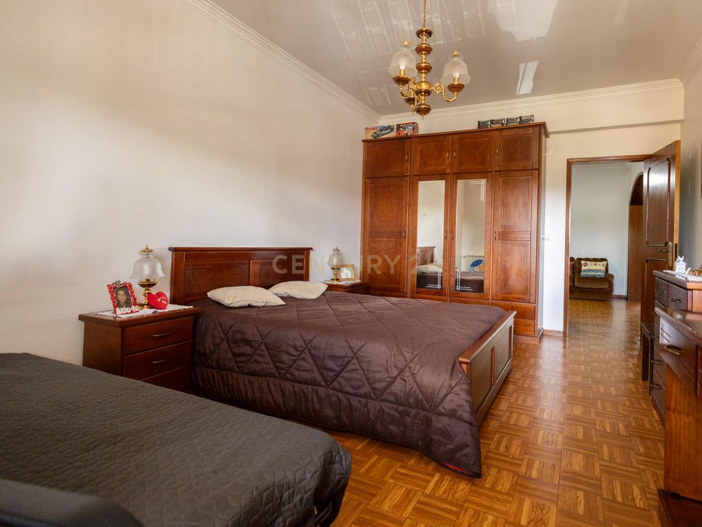 Prédio Misto com Negócio Consolidado e Habitação – Assentiz, Torres Novas - Image 28