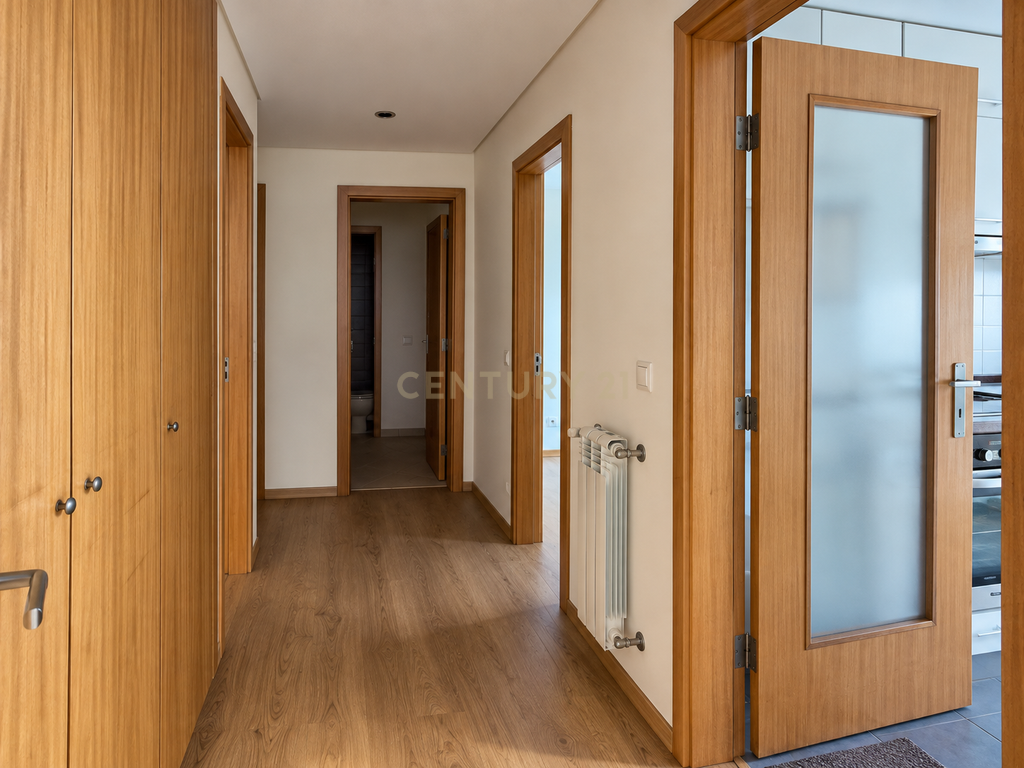 T2 com garagem e varanda | Costa Cabral, Porto - Image 8