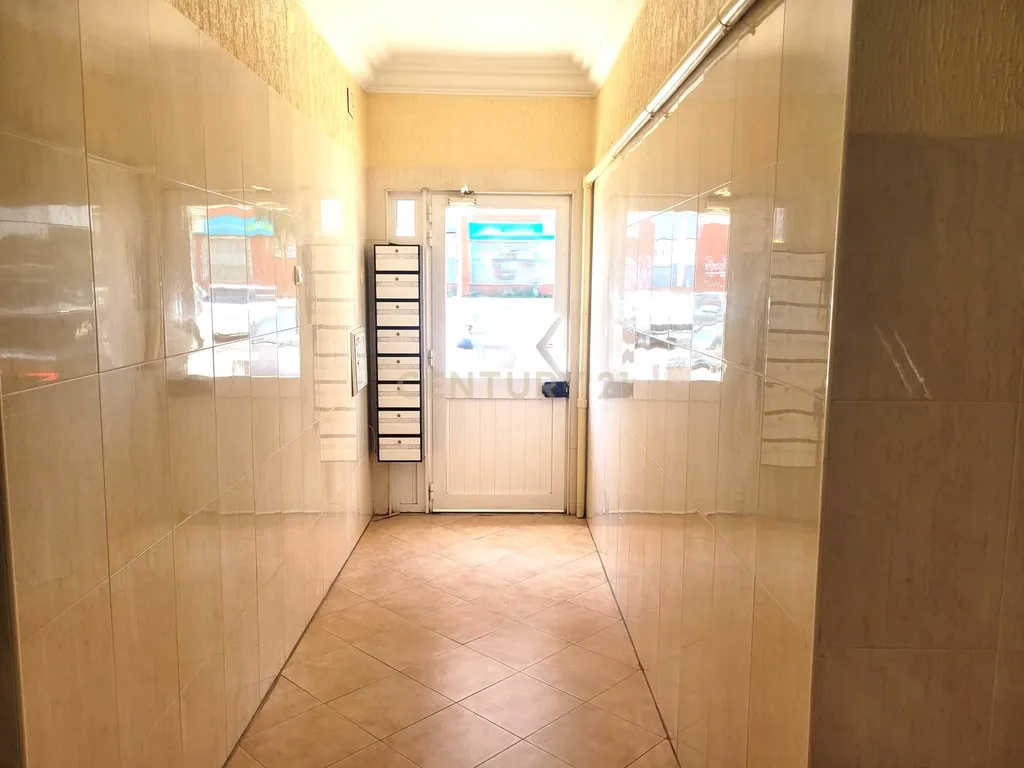 T2 com Varanda e Boas Áreas no Centro de Corroios - Image 11