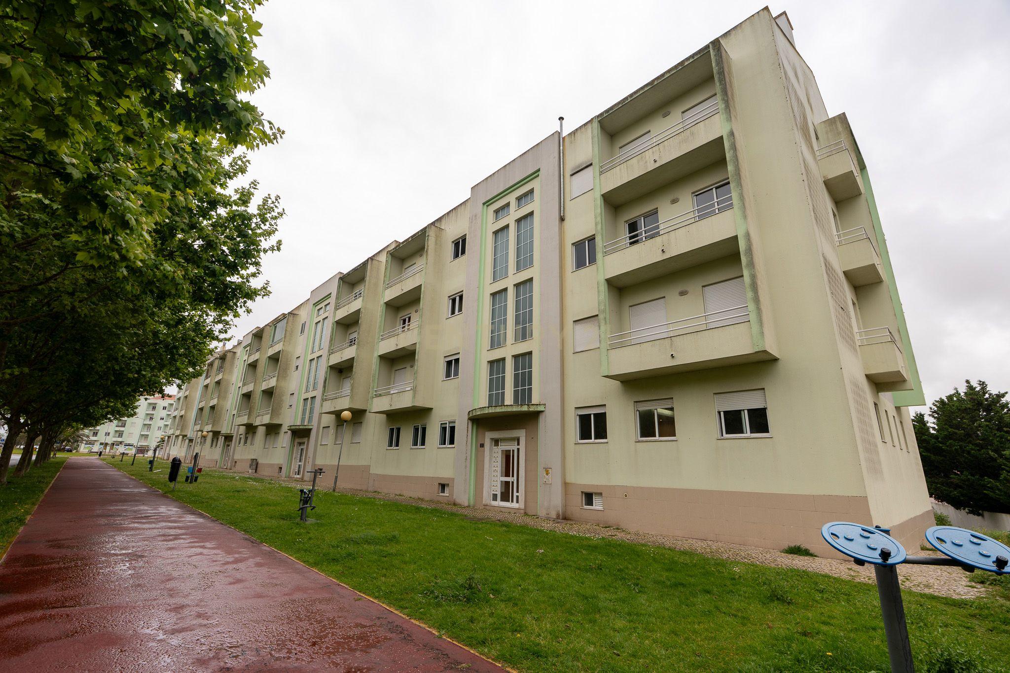 T2 em Excelente Estado no Montijo – Rés-do-chão Alto com Parqueamento e Arrecadação! - Image 1