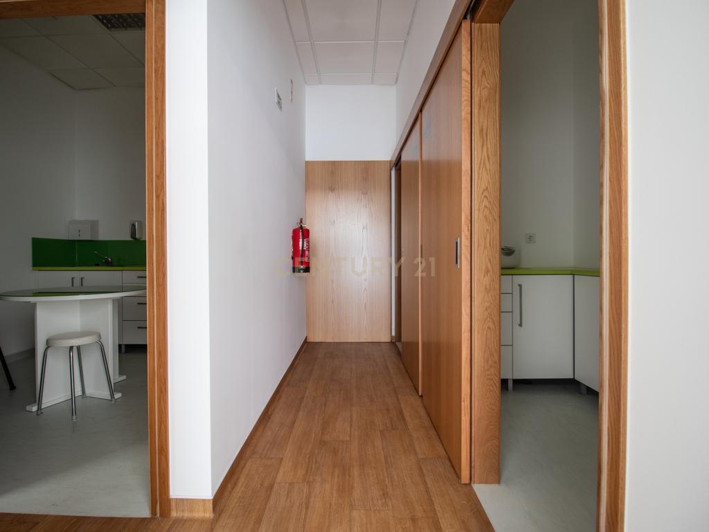 Espaço preparado para Clínica Dentária com garagem – Zona Histórica - Image 17
