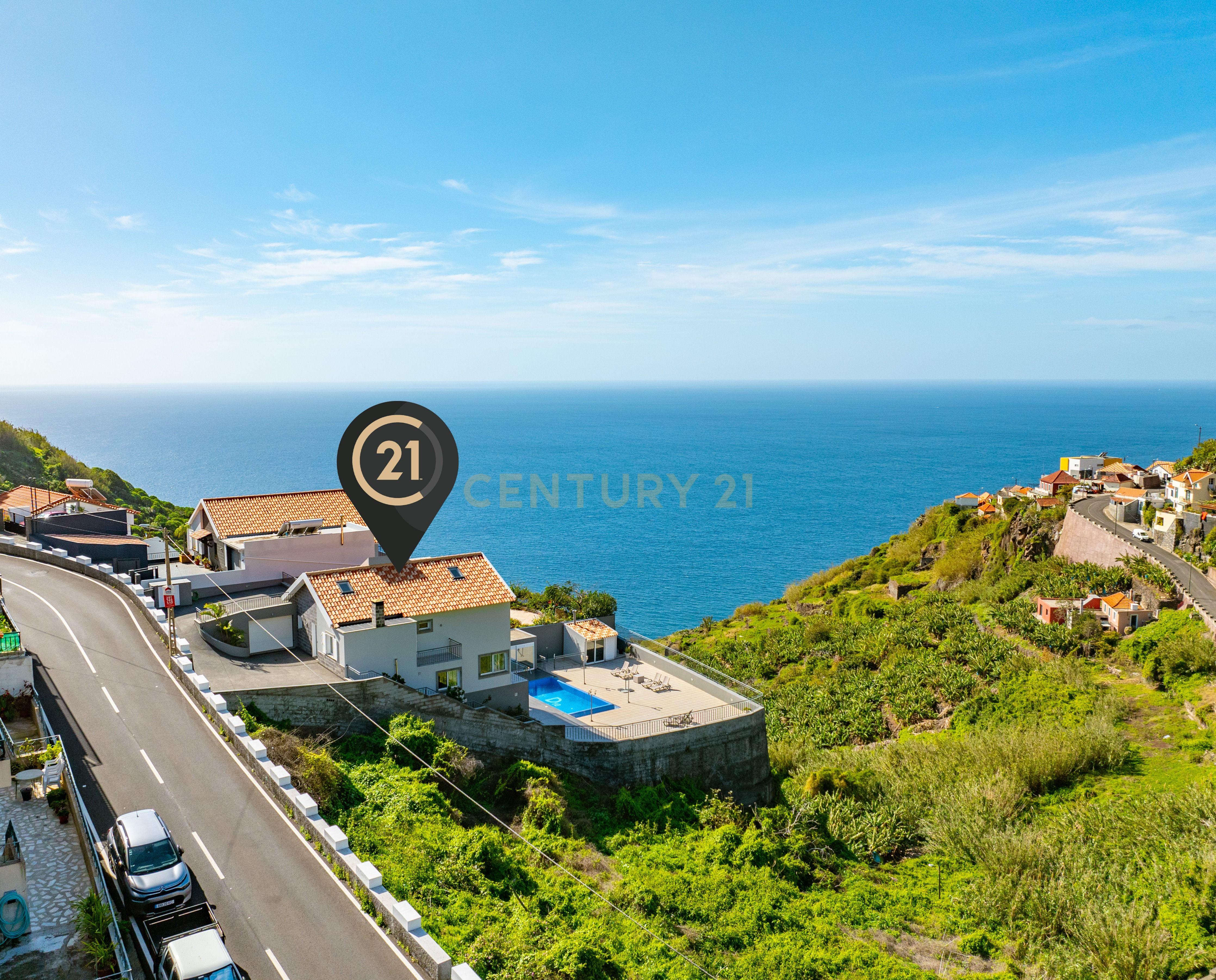 Moradia de Exceção em Ribeira Brava – Luxo, Conforto & Rentabilidade - Image 2