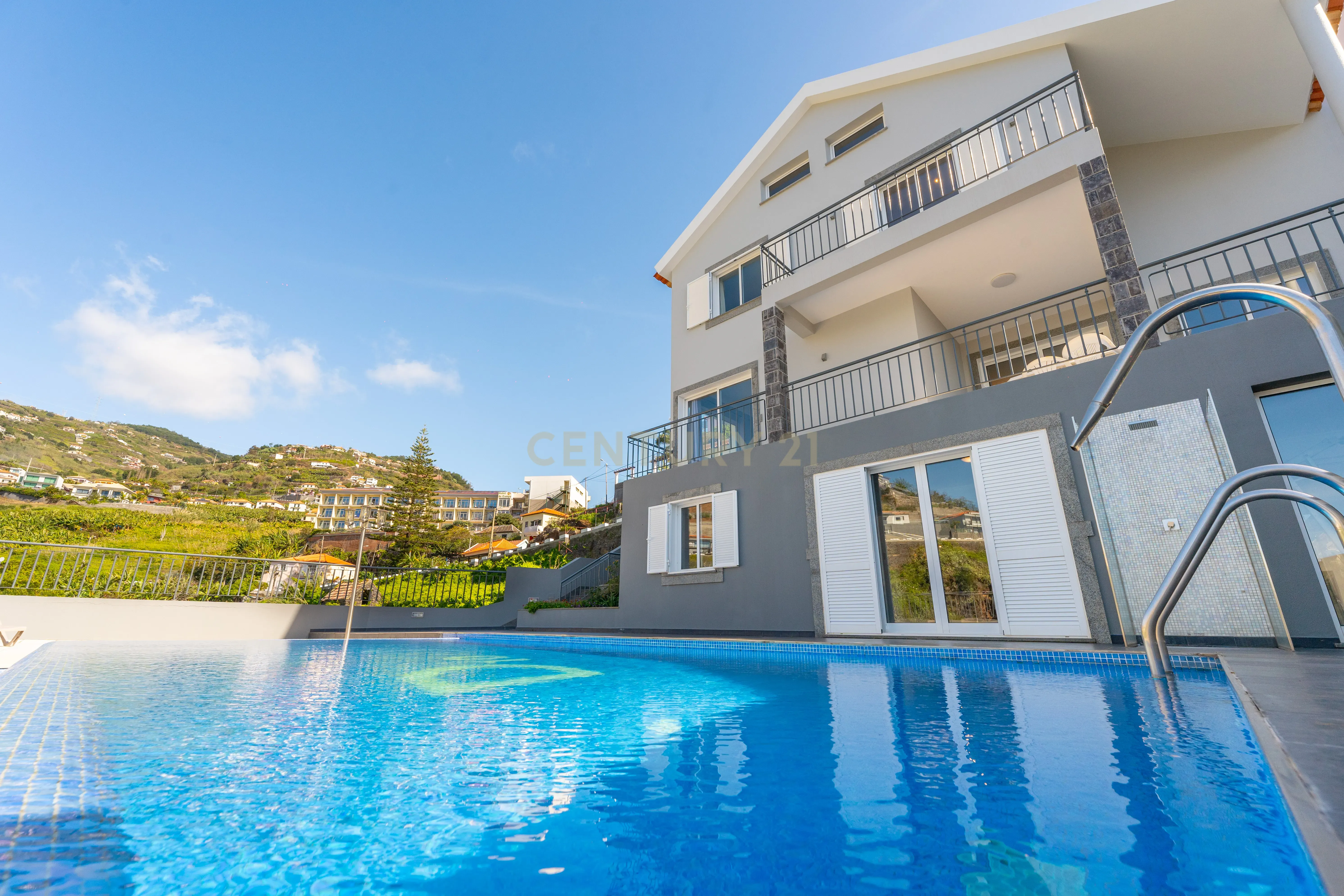 Moradia de Exceção em Ribeira Brava – Luxo, Conforto & Rentabilidade - Image 1
