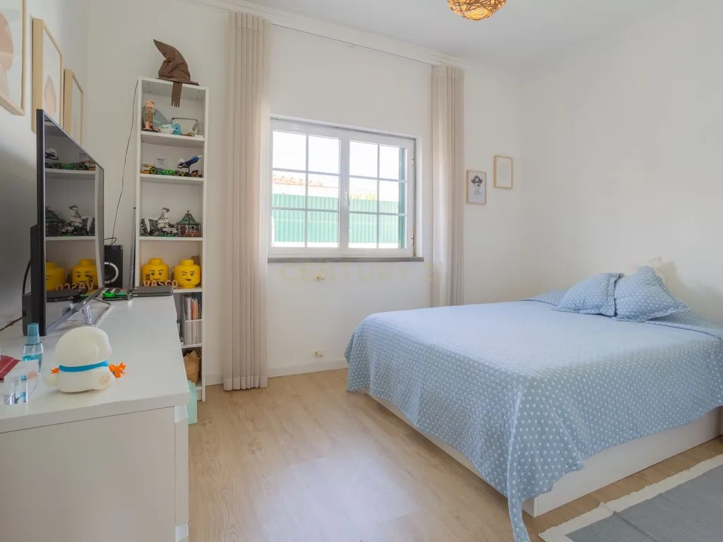 Moradia T4, luminosa, com garagem, jardim e logradouro. - Image 16