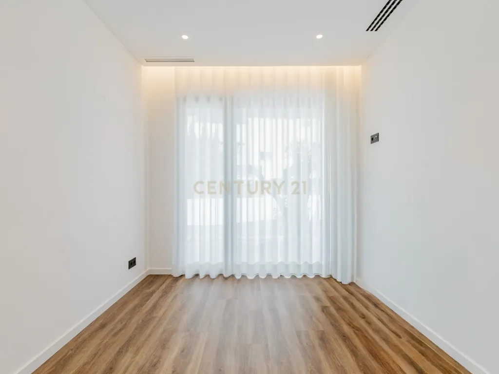 Moradia T4 com piscina e 3 suites | A escolha inteligente para viver com mais espaço a minutos de Lisboa - Image 12