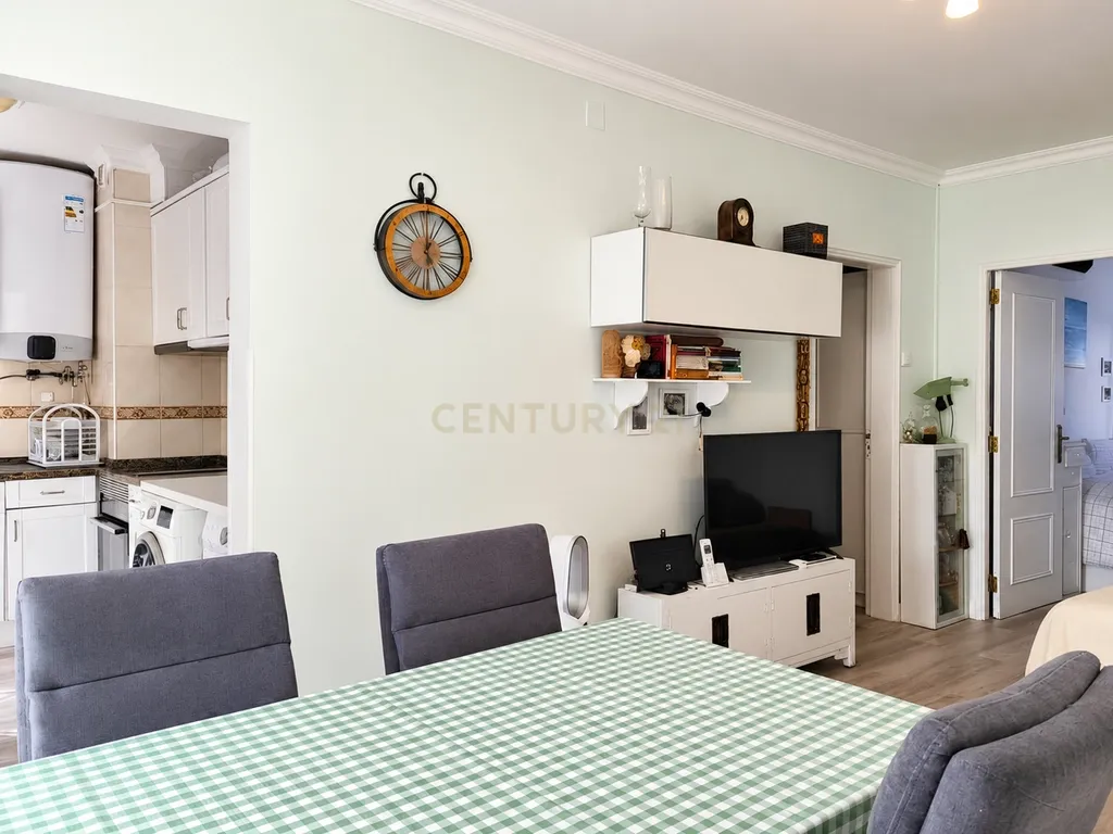 Apartamento T3 Renovado com 2 Casas de Banho | Olivais, Lisboa - Image 2